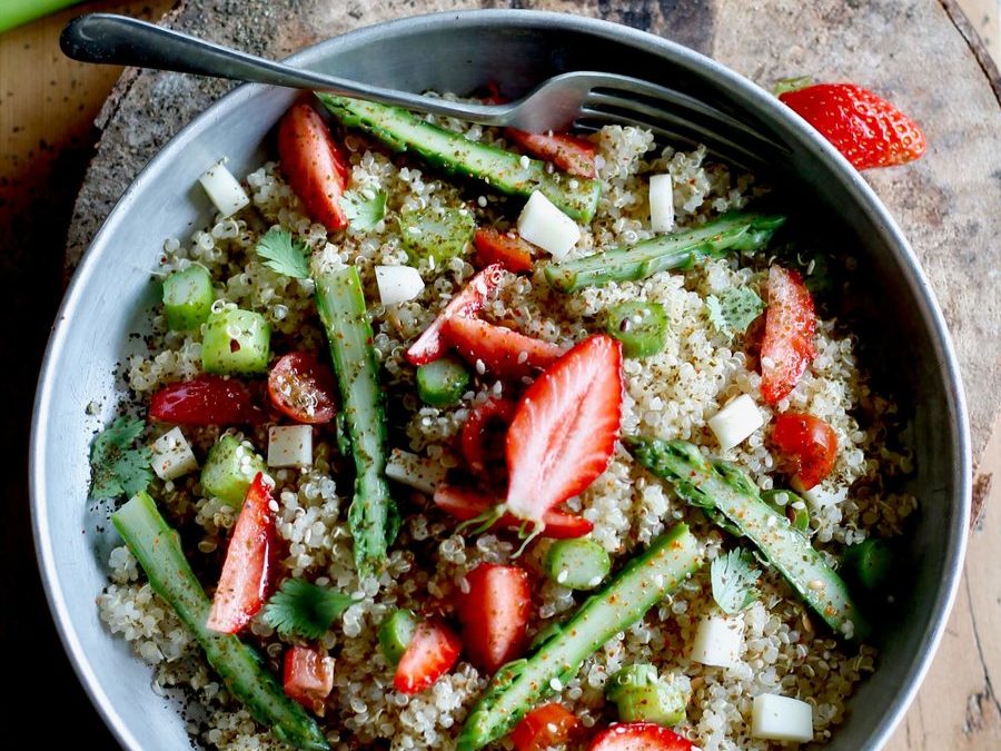 Salade sucrée salée de quinoa et d’asperges