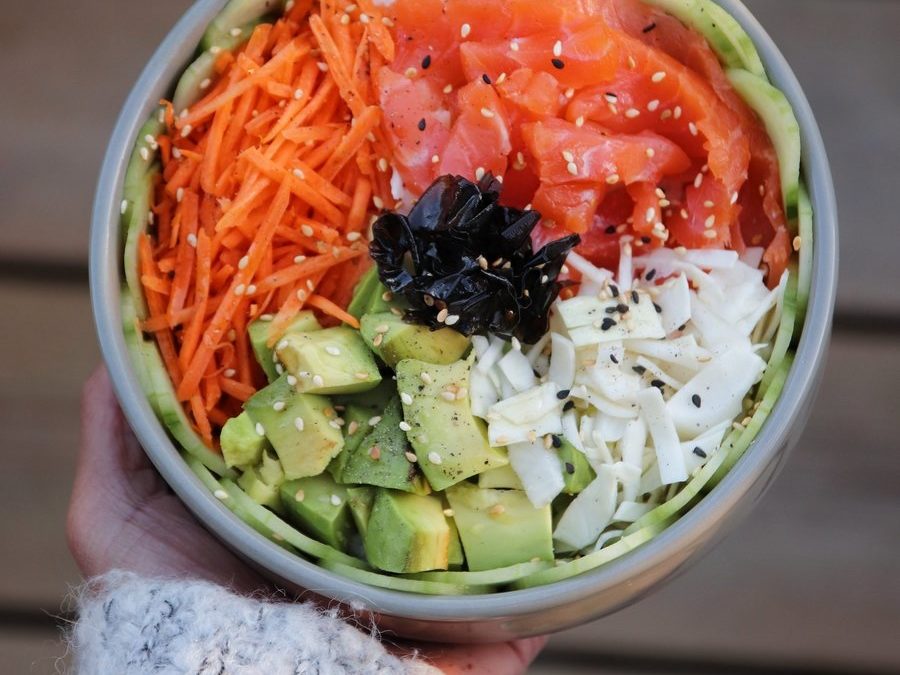 Poke bowl au saumon et condiment Japonais au kombu